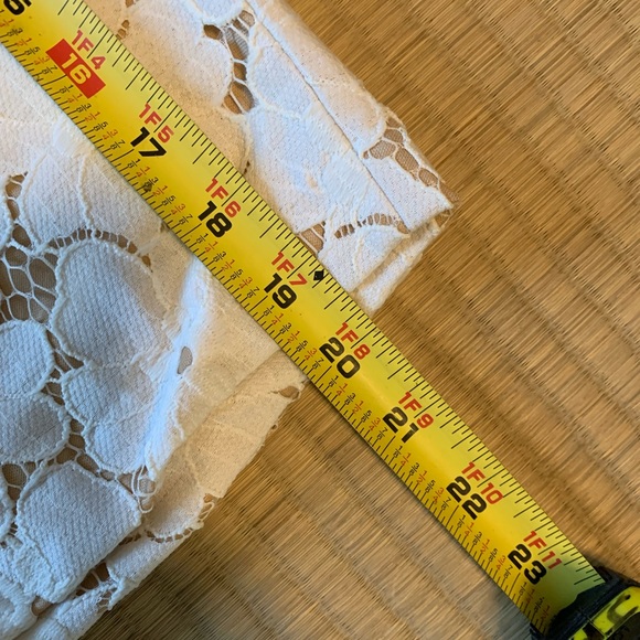 Eci New York  lined bone colored  floral lace shorts, size 6 - Picture 8 of 8